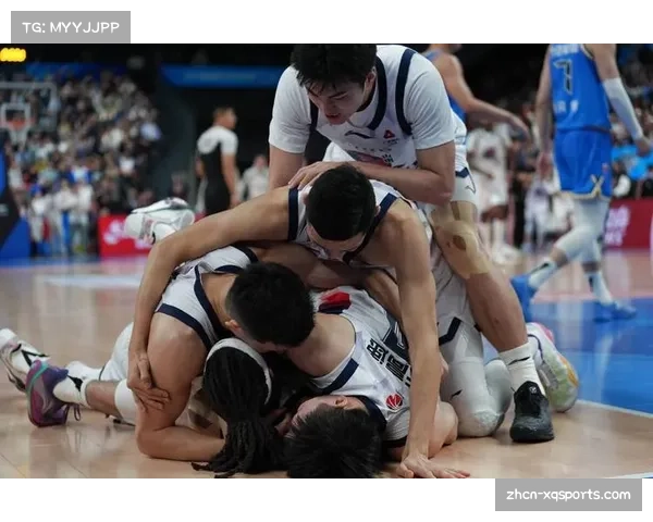 【2026年4月CBA联赛·赛中·消息北京北汽新秀后卫意外扭伤脚踝,被队友搀扶离场